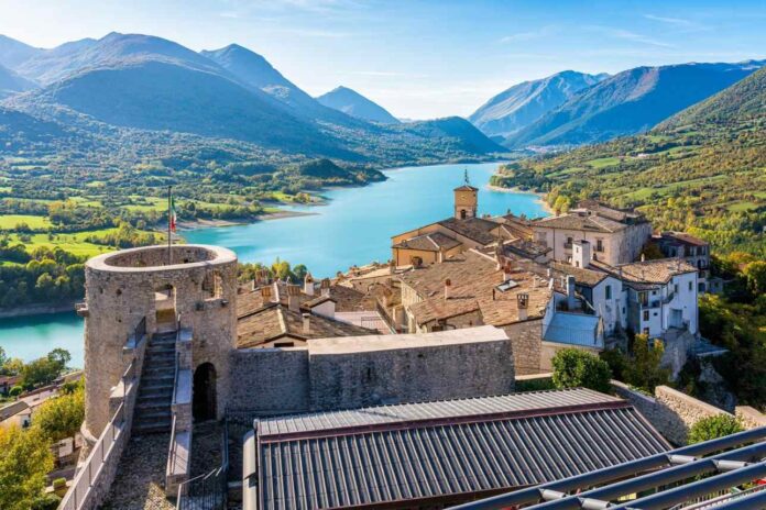 Lago di Barrea durante l'estate nel Parco Nazionale d'Abruzzo